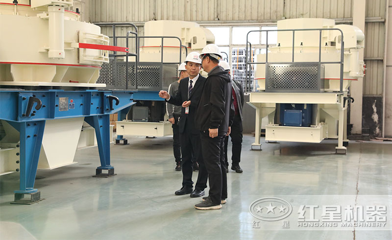 用戶來紅星廠區(qū)參觀購置細破石頭破碎機