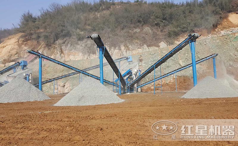 鵝卵石粉碎后的砂石規(guī)格多樣，品質(zhì)高，銷路廣