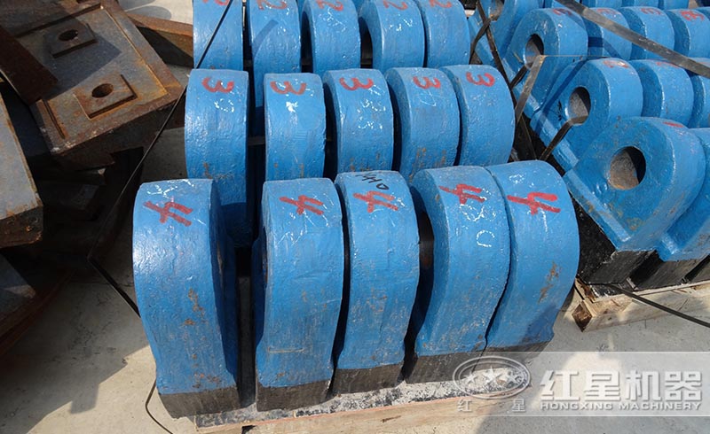 紅星錘式破碎機(jī)重要部件錘頭，高耐磨材質(zhì)鑄造而成，更經(jīng)久耐用