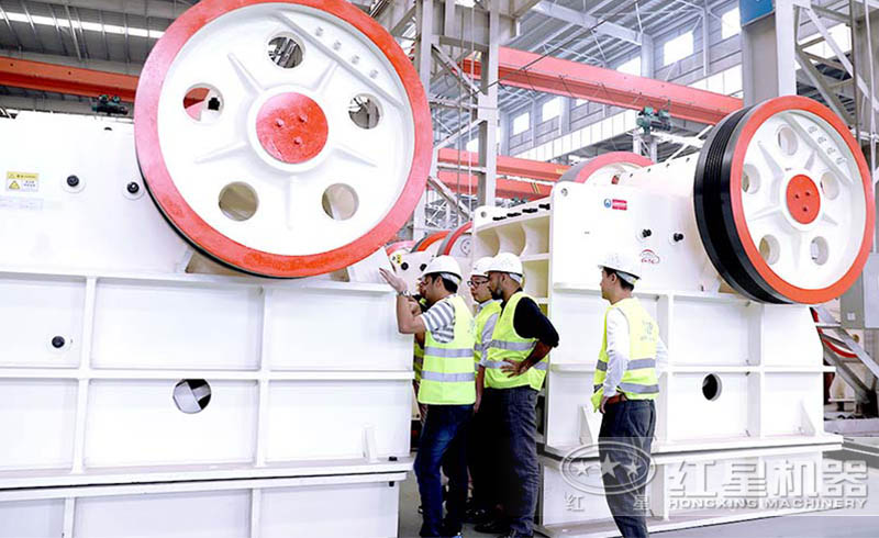 用戶來紅星廠區(qū)參觀考察顎式破碎機(jī)