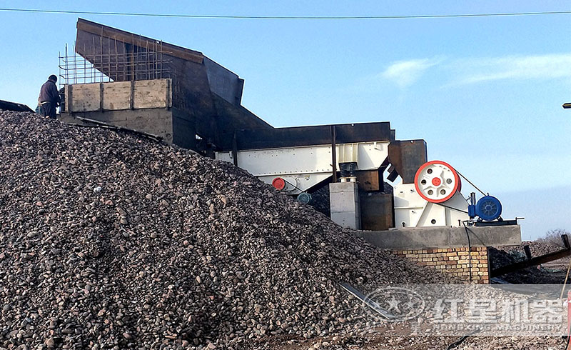 顎式破碎機(jī)粗碎石子現(xiàn)場(chǎng)