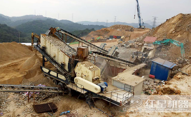 紅星用戶移動式破碎機碎石生產線現(xiàn)場