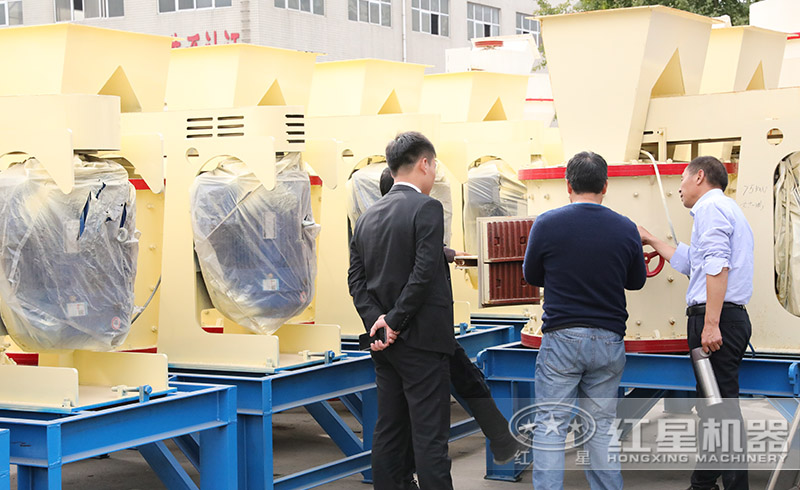 用戶不遠(yuǎn)千里來紅星廠區(qū)參觀了解砂石設(shè)備