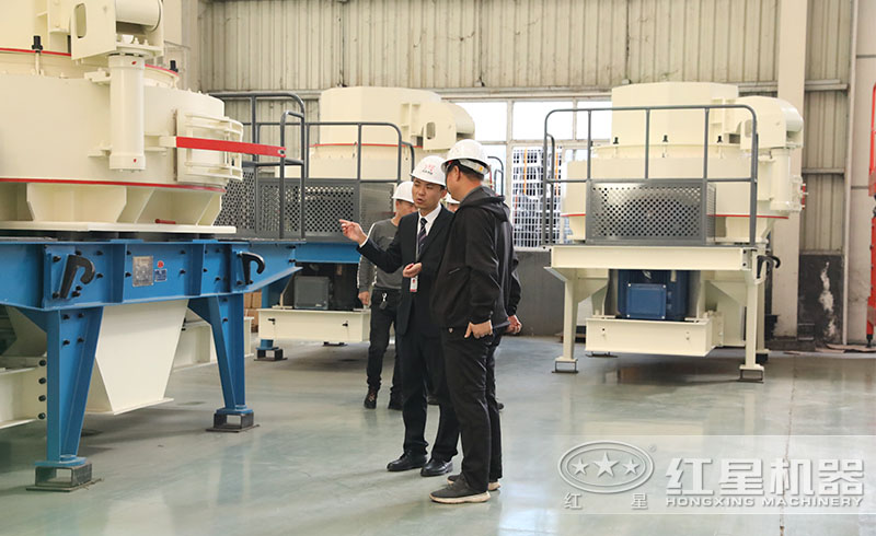 用戶不遠(yuǎn)千里來紅星廠區(qū)參觀力購(gòu)置制砂設(shè)備