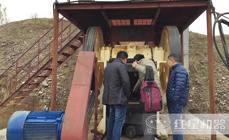 紅星工作人員正帶領(lǐng)山西用戶到顎破現(xiàn)場進(jìn)行實(shí)地考察