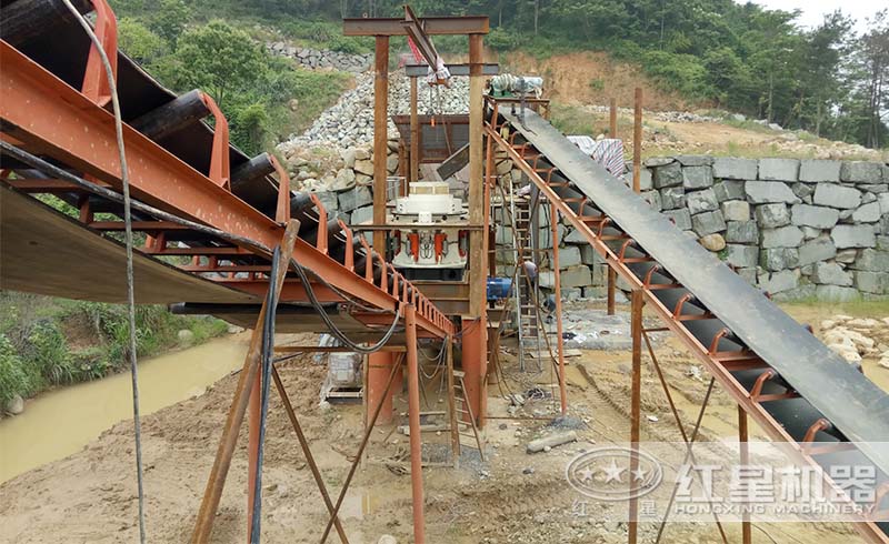 紅星圓錐式破碎機碎石現(xiàn)場