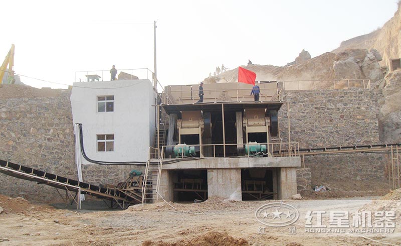 紅星用戶時(shí)產(chǎn)300噸的砂石破碎現(xiàn)場