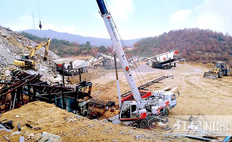 履帶式移動(dòng)破碎石現(xiàn)場，多臺設(shè)備聯(lián)合運(yùn)轉(zhuǎn)，功能強(qiáng)大