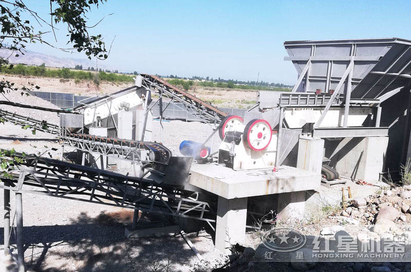 石灰石碎沙生產(chǎn)線粗碎現(xiàn)場