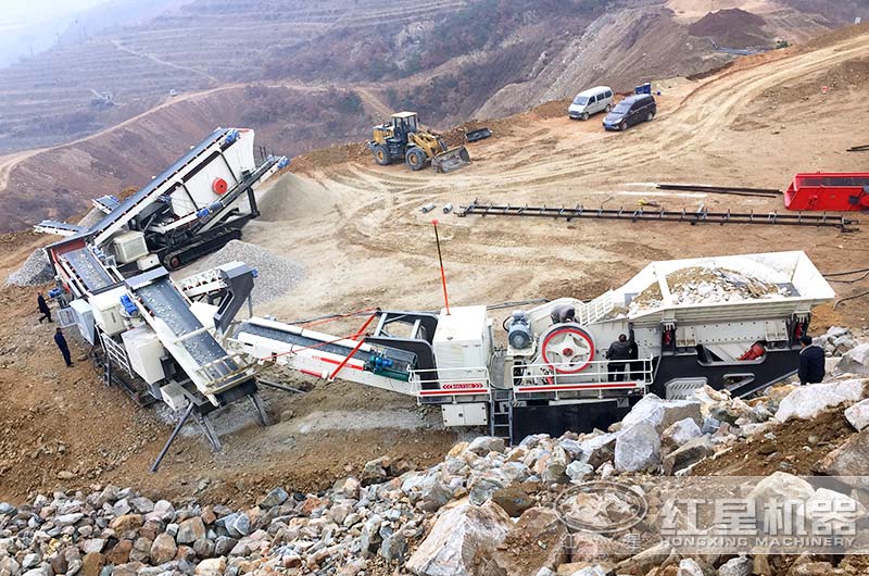 多臺(tái)履帶式移動(dòng)破生產(chǎn)現(xiàn)場(chǎng)