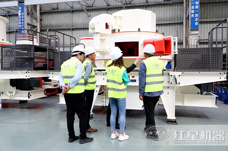 客戶前來參觀考察沖擊式破碎機