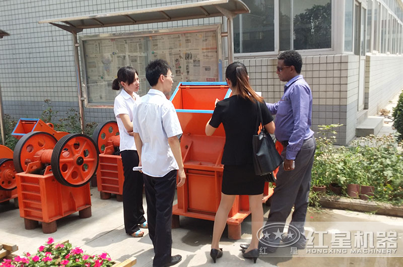 錘式破碎機(jī)客戶參觀現(xiàn)場
