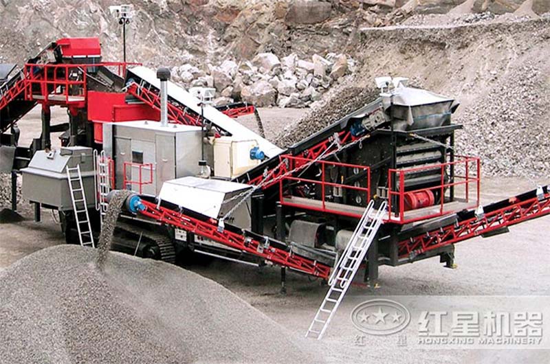 履帶式移動(dòng)制砂生產(chǎn)線(xiàn)現(xiàn)場(chǎng)