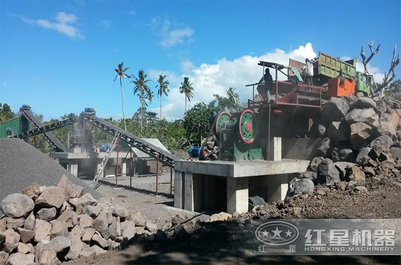 時產(chǎn)量再300噸左右的固定式石頭廠