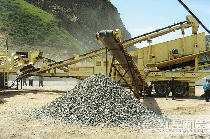 輪胎式移動破碎生產(chǎn)現(xiàn)場