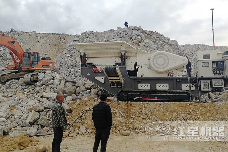 正在工作中的履帶式移動破