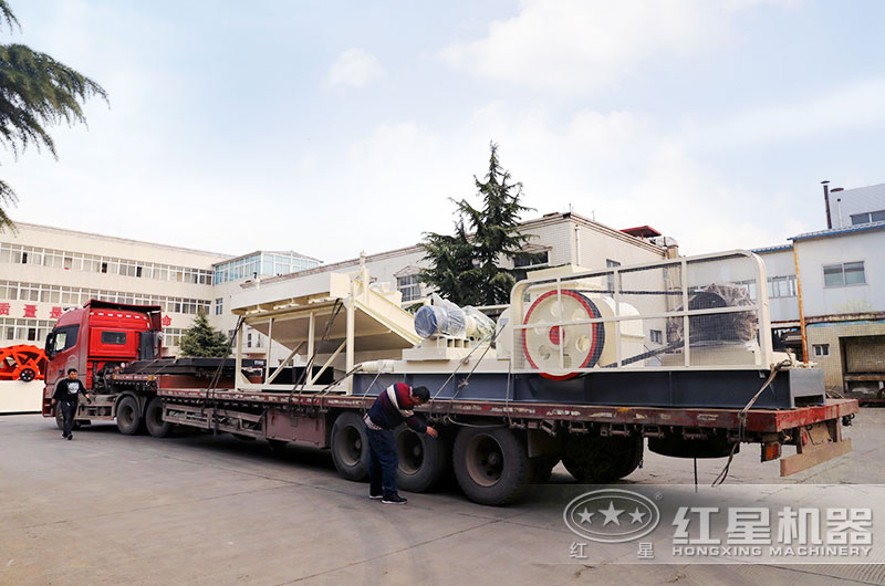 紅星對(duì)輥式破碎機(jī)發(fā)貨現(xiàn)場(chǎng)