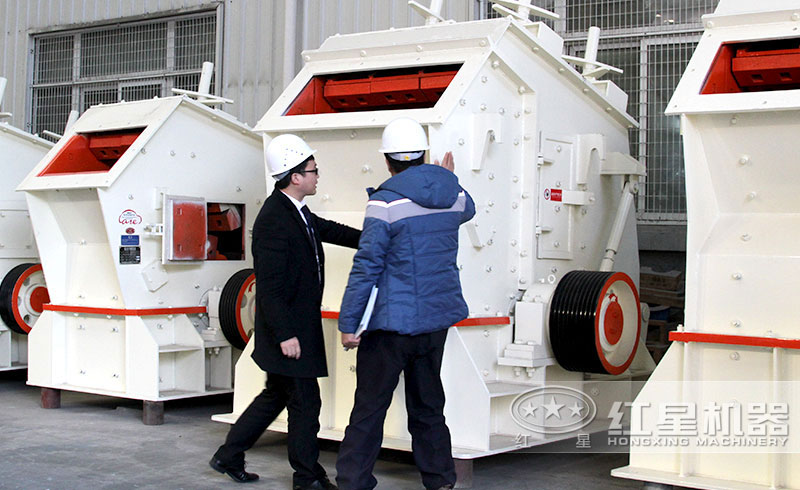 大型反擊式石頭破碎機(jī)，用戶參觀現(xiàn)場(chǎng)