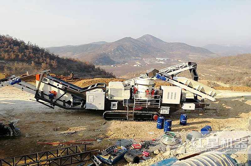 履帶式移動破碎機(jī)破碎現(xiàn)場