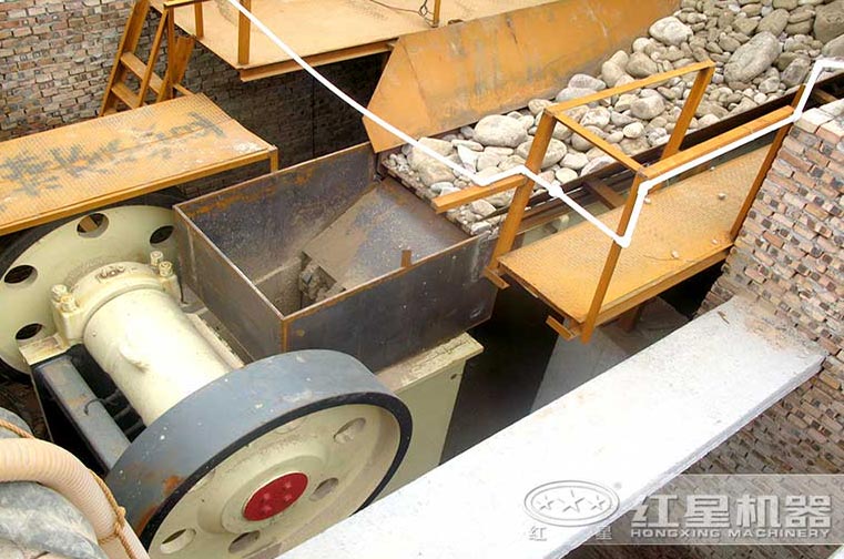 69顎式破碎機(jī)進(jìn)料生產(chǎn)現(xiàn)場(chǎng)