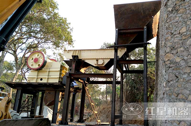 顎式破碎機現(xiàn)場