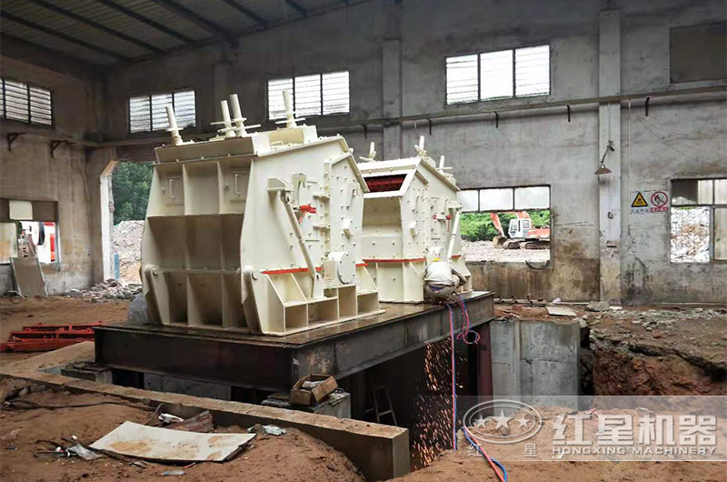 反擊式破碎機現(xiàn)場