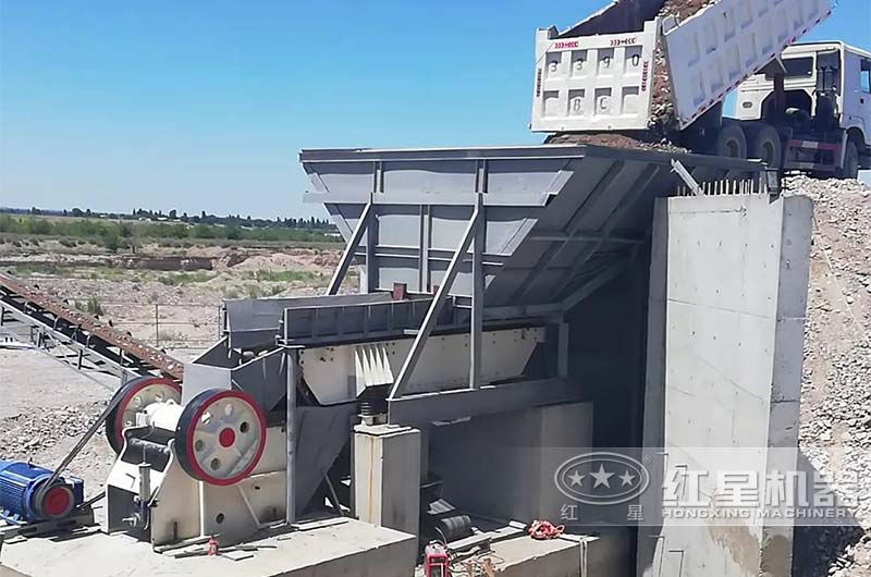 振動給料機(jī)一般位于粗破顎破前