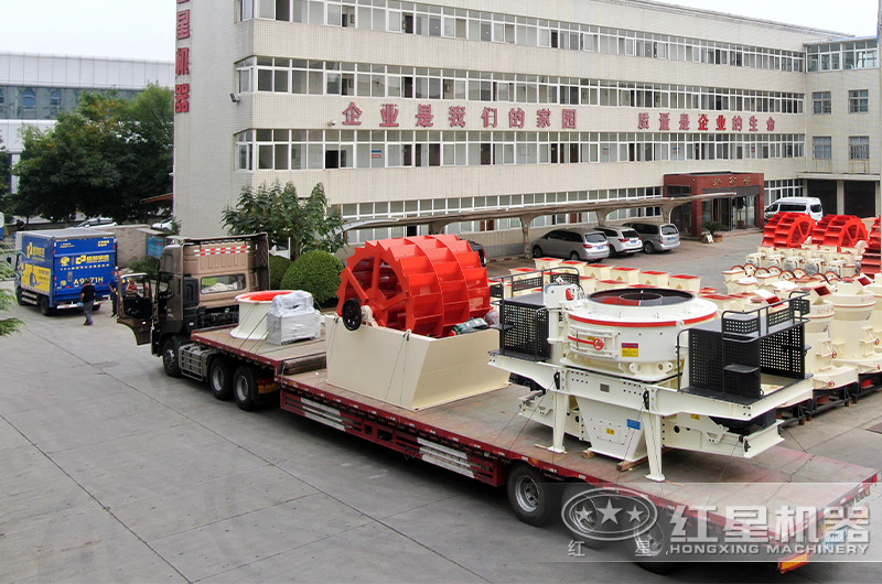 時(shí)產(chǎn)100噸的制砂機(jī)成套設(shè)備發(fā)貨現(xiàn)場(chǎng)