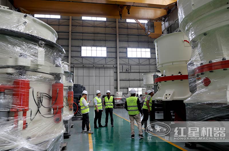 用戶來(lái)紅星廠區(qū)參觀購(gòu)置圓錐式破碎機(jī)